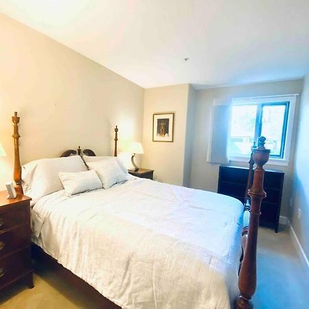 Amazing Location 2 Bedroom Minutes From Downtown Victoria Luaran gambar