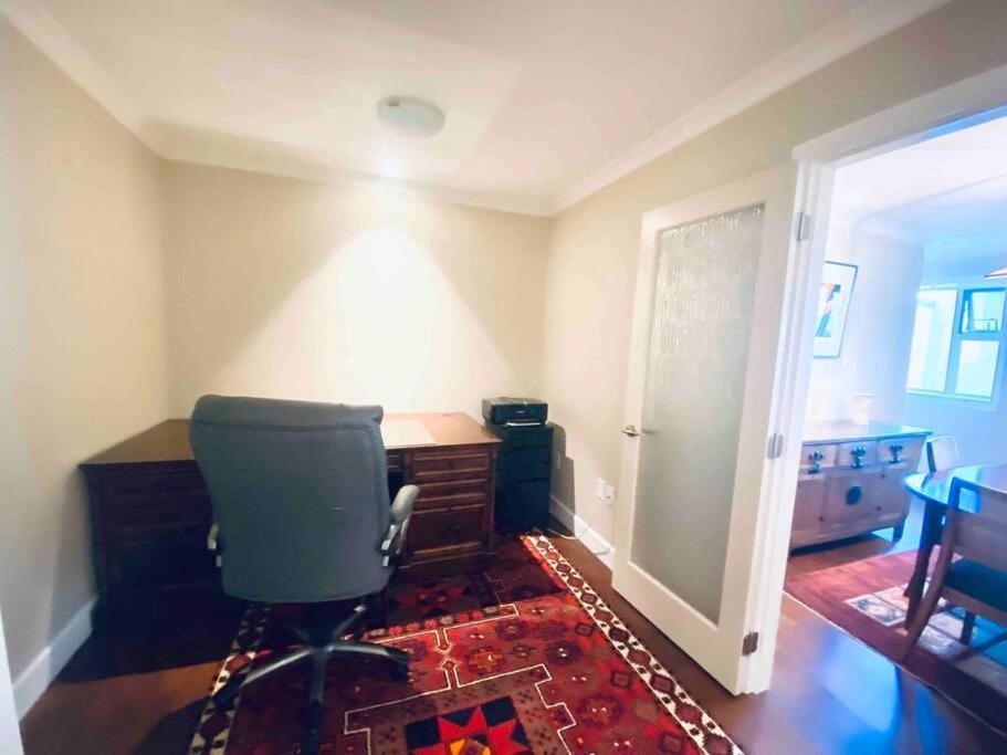 Amazing Location 2 Bedroom Minutes From Downtown Victoria Luaran gambar
