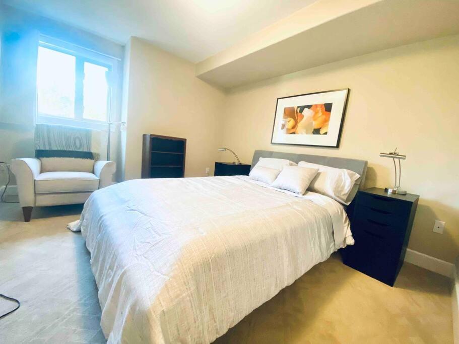 Amazing Location 2 Bedroom Minutes From Downtown Victoria Luaran gambar