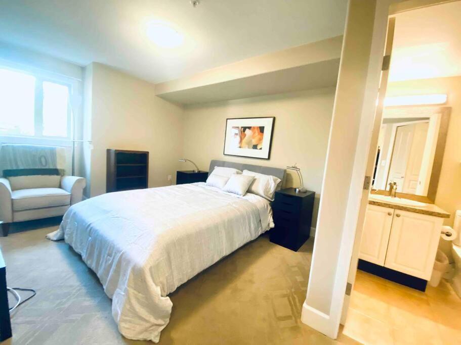 Amazing Location 2 Bedroom Minutes From Downtown Victoria Luaran gambar