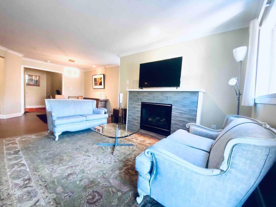 Amazing Location 2 Bedroom Minutes From Downtown Victoria Luaran gambar