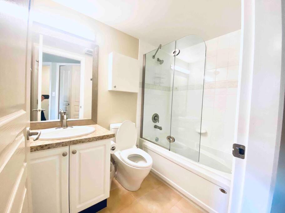 Amazing Location 2 Bedroom Minutes From Downtown Victoria Luaran gambar