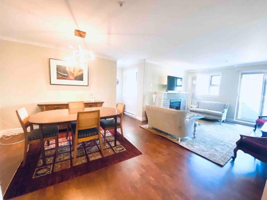 Amazing Location 2 Bedroom Minutes From Downtown Victoria Luaran gambar