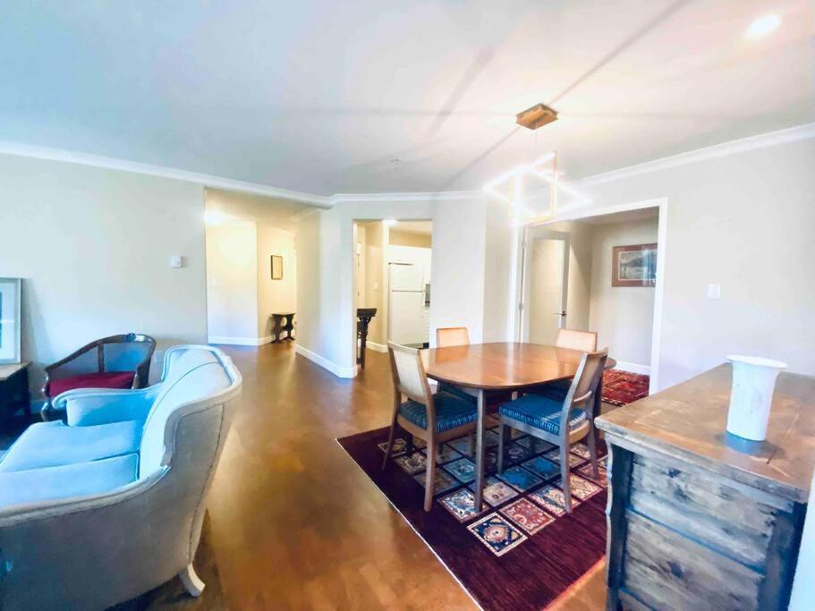 Amazing Location 2 Bedroom Minutes From Downtown Victoria Luaran gambar