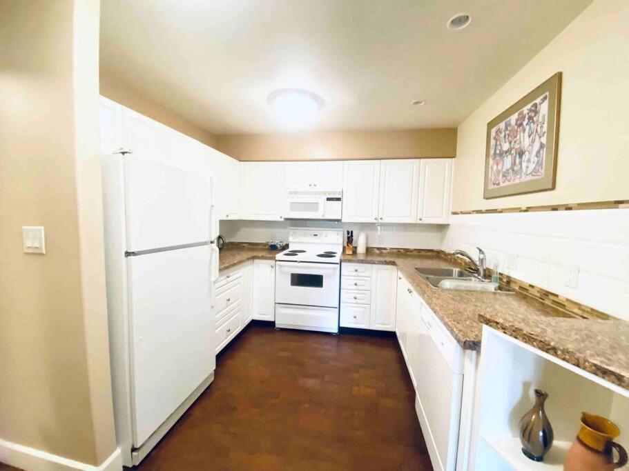 Amazing Location 2 Bedroom Minutes From Downtown Victoria Luaran gambar