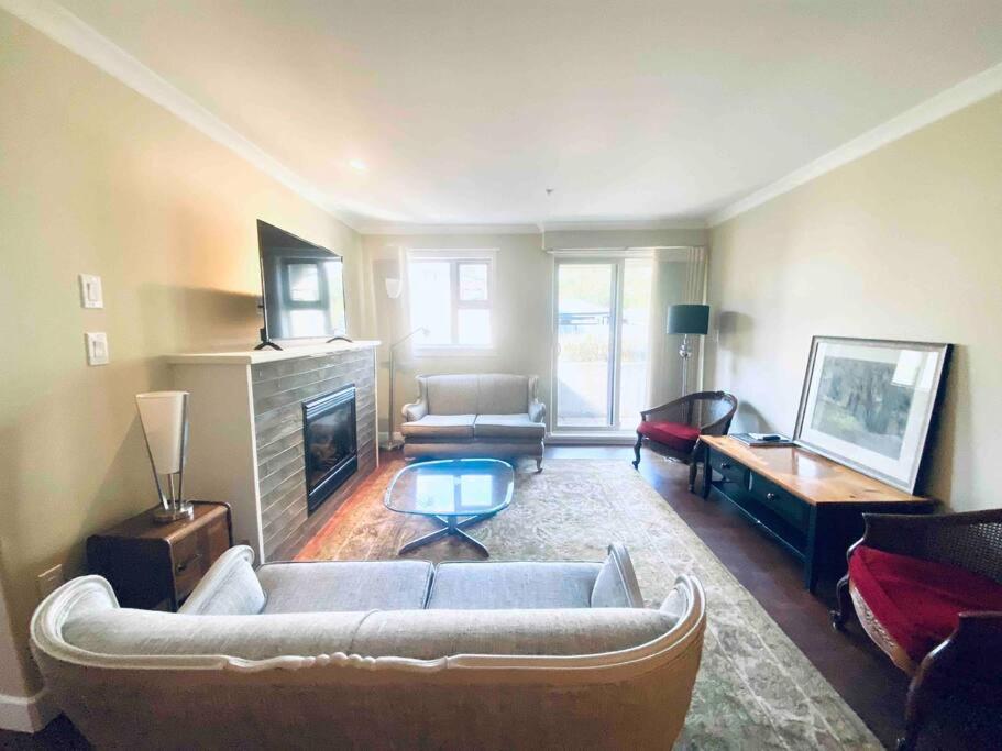 Amazing Location 2 Bedroom Minutes From Downtown Victoria Luaran gambar