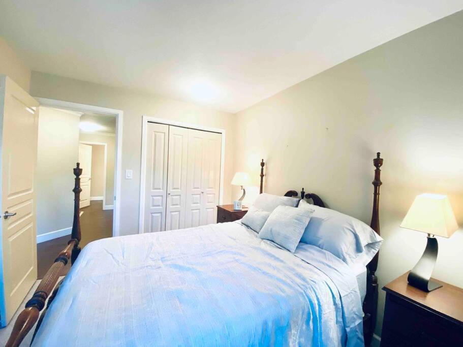 Amazing Location 2 Bedroom Minutes From Downtown Victoria Luaran gambar